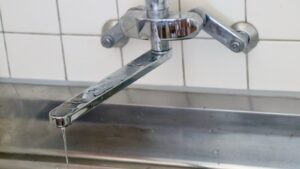 栃木市で蛇口の水が止まらない時の手順｜自分で直す範囲と頼む前の確認