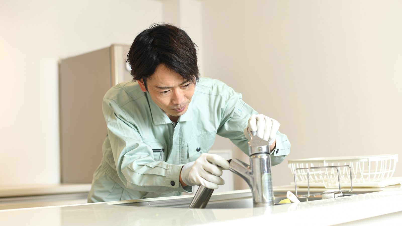 宇都宮市のキッチン水漏れは自分で直せる？依頼先と修理費の目安