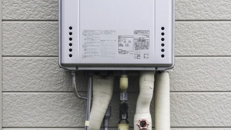 給湯器の水漏れは故障？水抜き栓の排水との見分け方と止め方