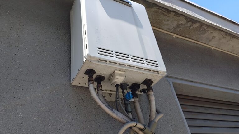 宇都宮市で給湯器から水が漏れたら｜今すぐ止める手順と依頼先・費用の目安
