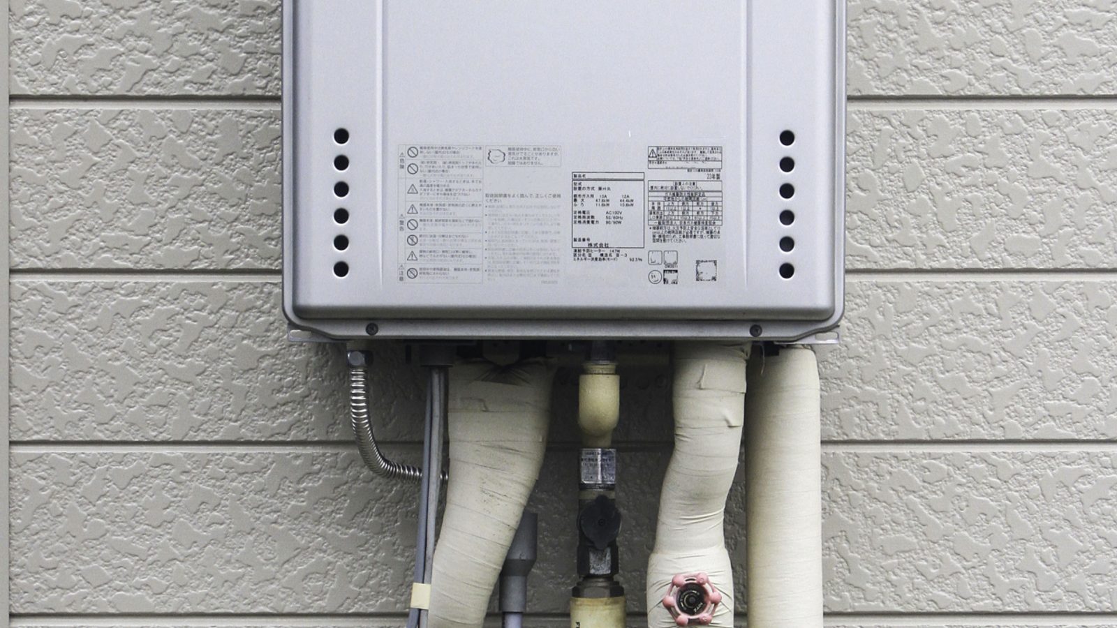 給湯器の水漏れは故障？水抜き栓の排水との見分け方と止め方