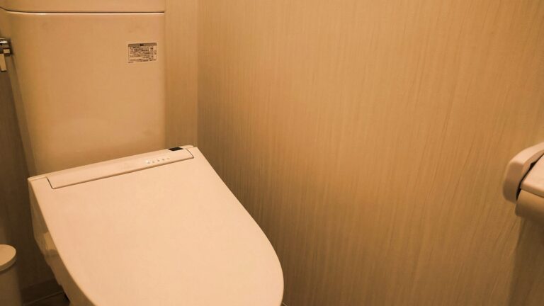 トイレの水が止まらないときの止水栓の閉め方と原因別の直し方