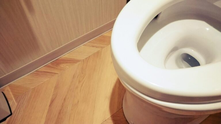 トイレの床の水漏れは応急処置が先｜原因4か所と自分で直せる範囲