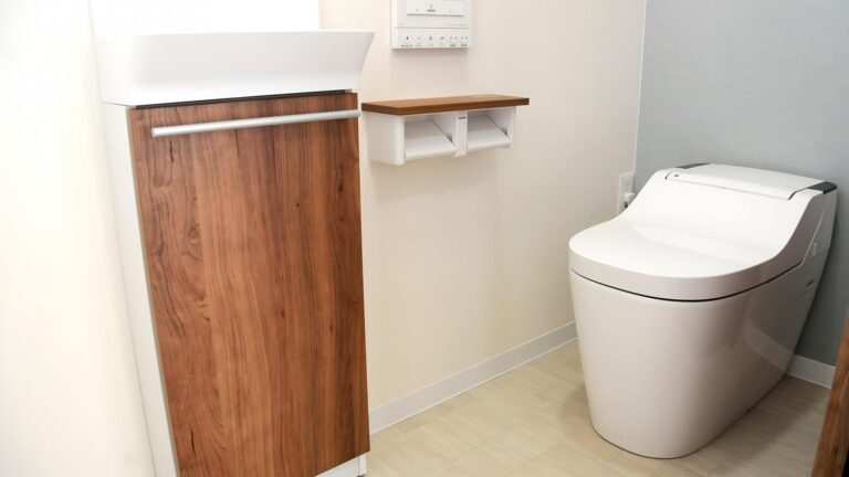 小山市のトイレつまり｜あふれる前の応急処置と電話前に確かめる5項目